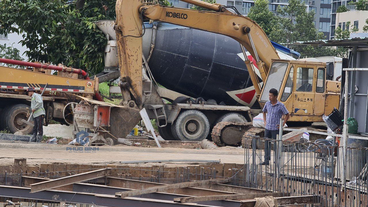 Tỷ lệ trộn bê tông mác 250 cần được tính toán hợp lý trước khi cho bê tông vào xe bồn trộn