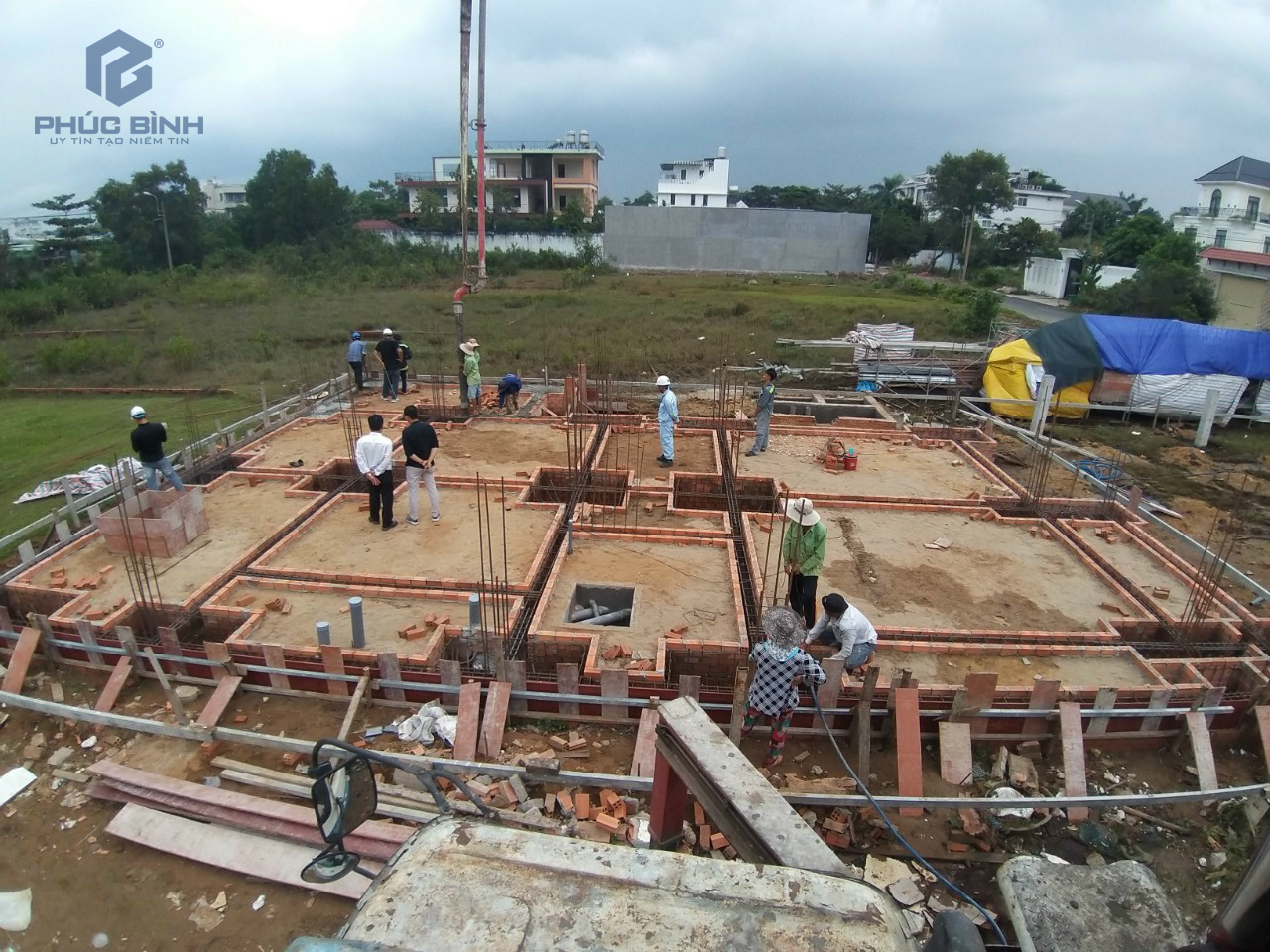 Xác định độ dày của sàn là một bước quan trọng đầu tiên trong quá trình đổ bê tông lên mặt sàn