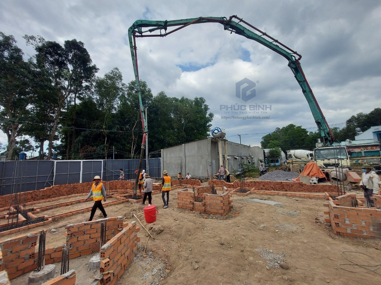 Cần bảo dưỡng che chắn những phần tường mới xây để bị nứt do thời tiết